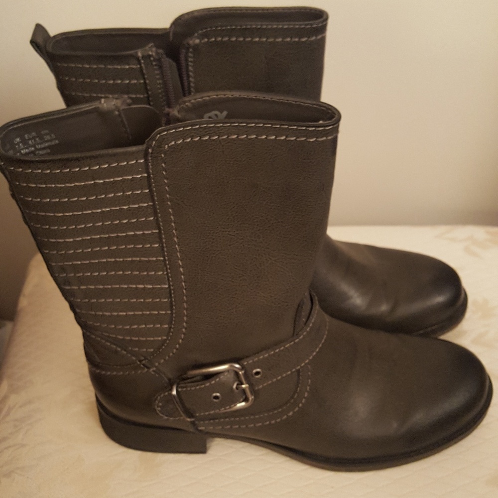 Fergalicious Charcoal Grey Size 9 1/2M Womens